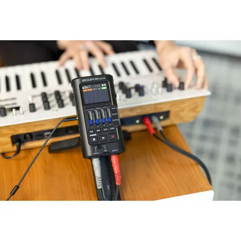 Zoom-R4-MultiTrak-handheld-recorder_5.jpg