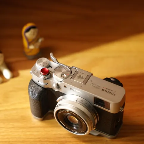 SmallRig-4559-Duimgreep-voor-Fujifilm-X100VI-X100V-zilver_5.JPG