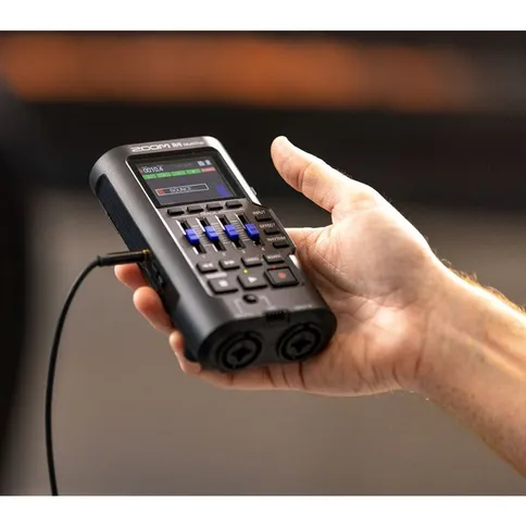 Zoom-R4-MultiTrak-handheld-recorder_8.jpg