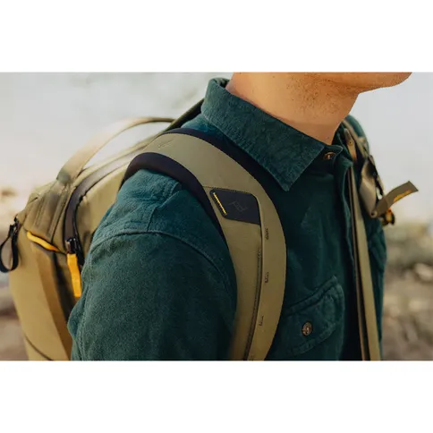 Everyday_Backpack_20L_Kelp_7.jpg