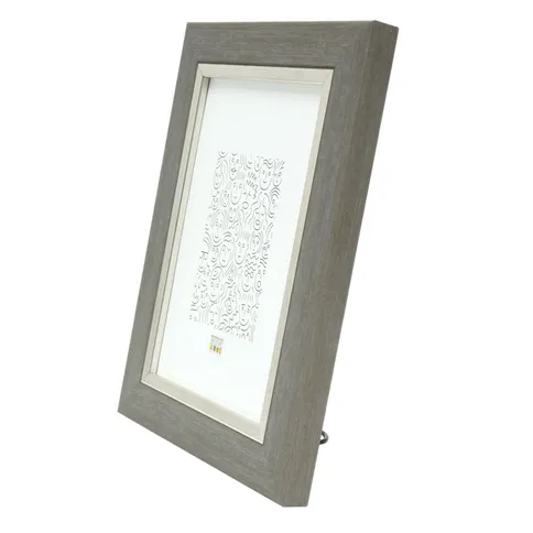 Deknudt-Fotokader-in-lichtgrijs-met-zilverbies-10x15-S45VF3_2.jpg