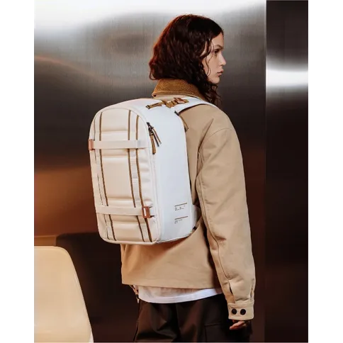 db_ramverk_backpack_21l_oatmilk_4.jpg
