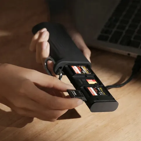 5_ulanzi_cr2_cardreader_case.jpg