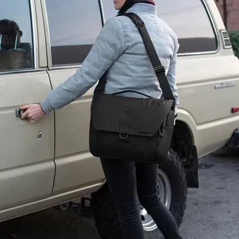 Peak-Design-Everyday-messenger-13L-V3-black_5.jpg
