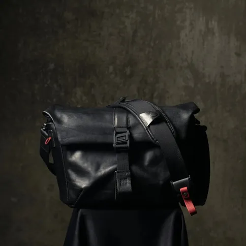 Wotancraft-Pilot-Travel-Camera-Bag-7L-black-leather_3.jpg