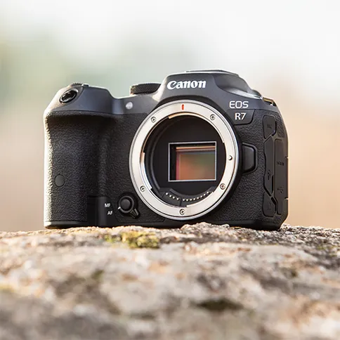 Canon-EOS-R7-lifestyle_1.jpg