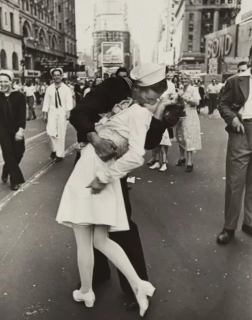 iconic_kiss.jpg